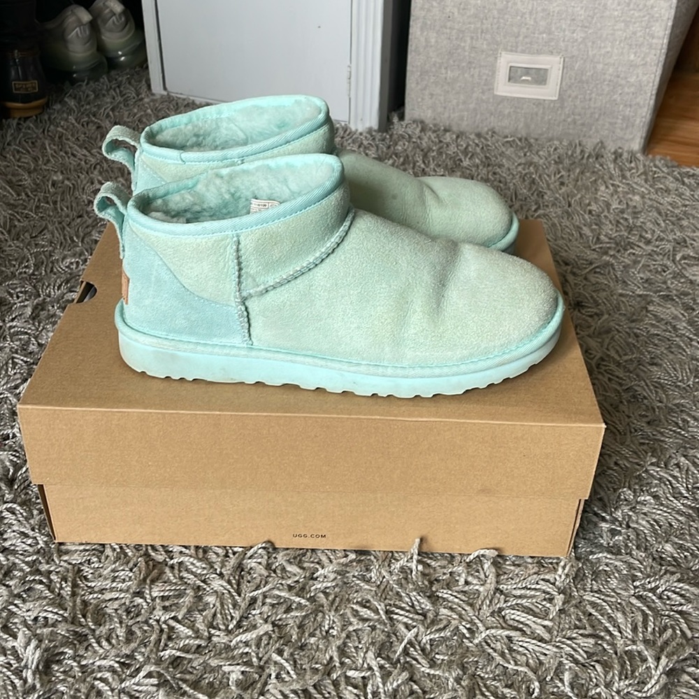 Women’s size 10 teal ultra mini Uggs